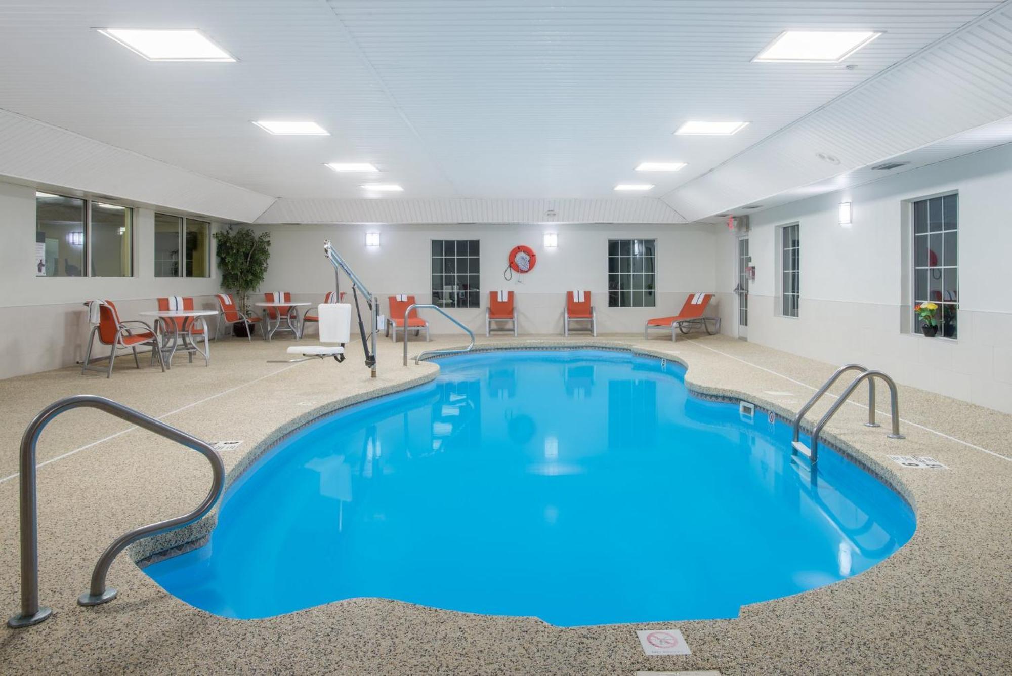 Holiday Inn Express Hotel & Suites Brattleboro By Ihg Exterior photo