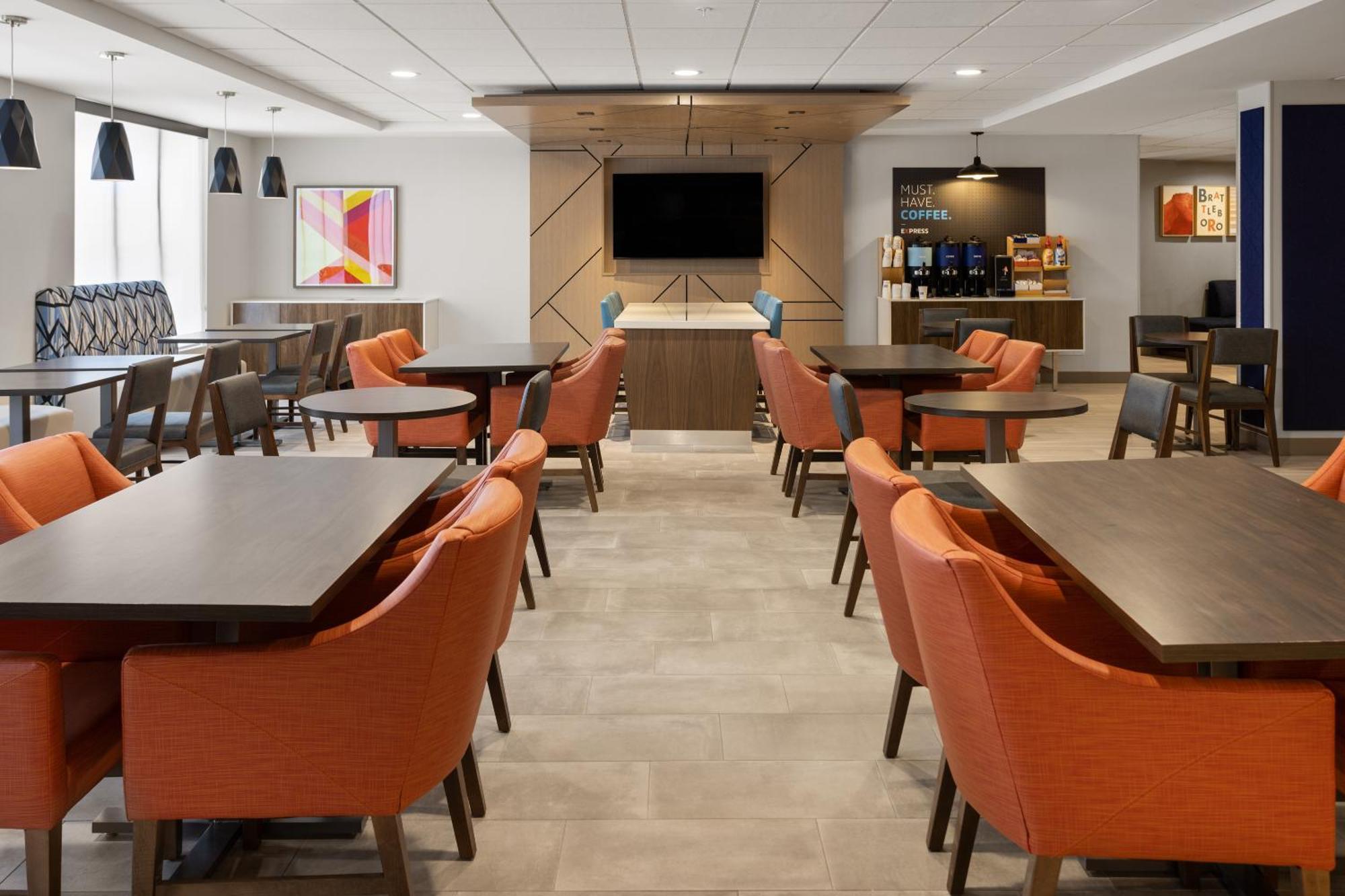 Holiday Inn Express Hotel & Suites Brattleboro By Ihg Exterior photo