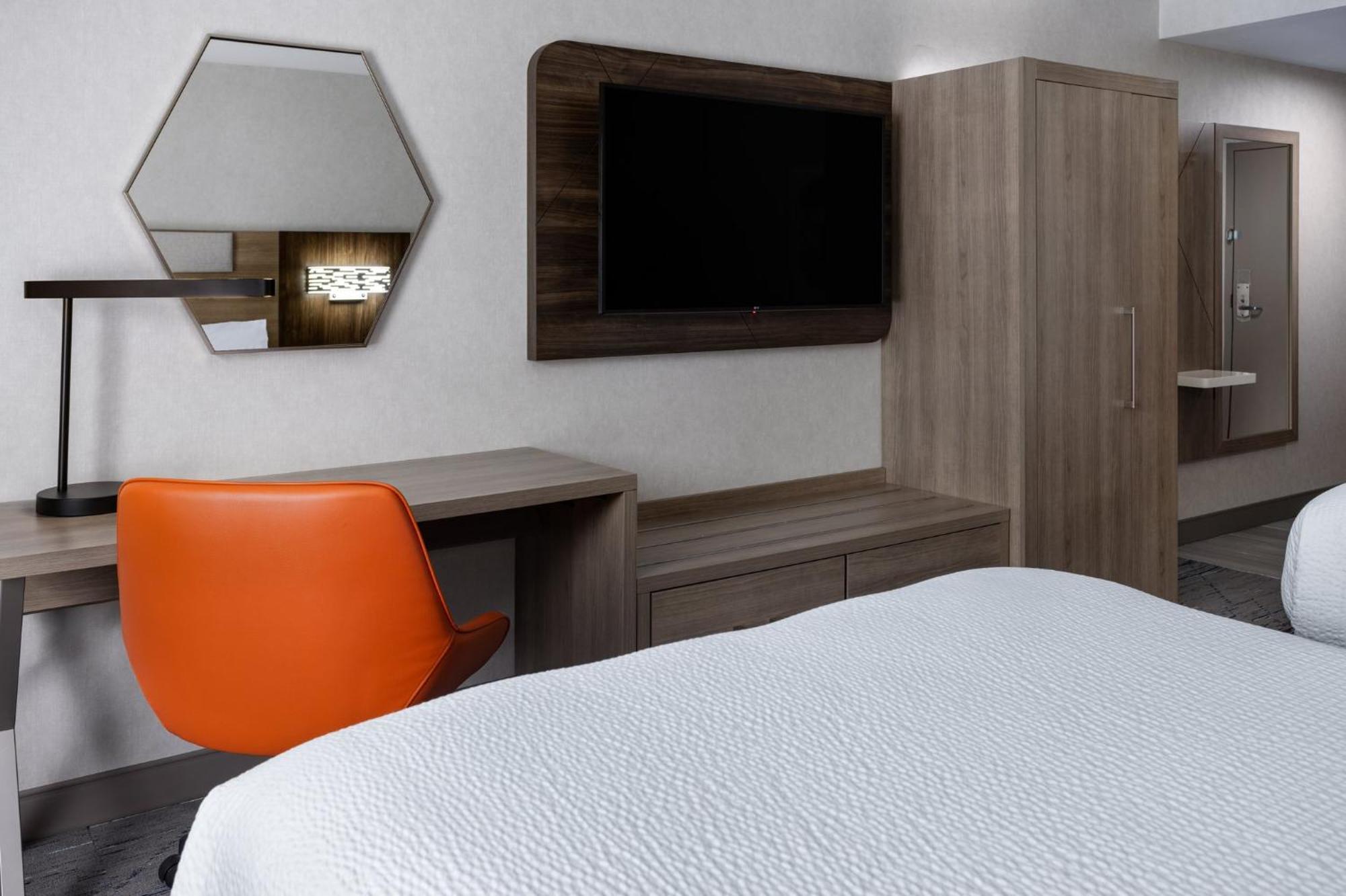Holiday Inn Express Hotel & Suites Brattleboro By Ihg Exterior photo